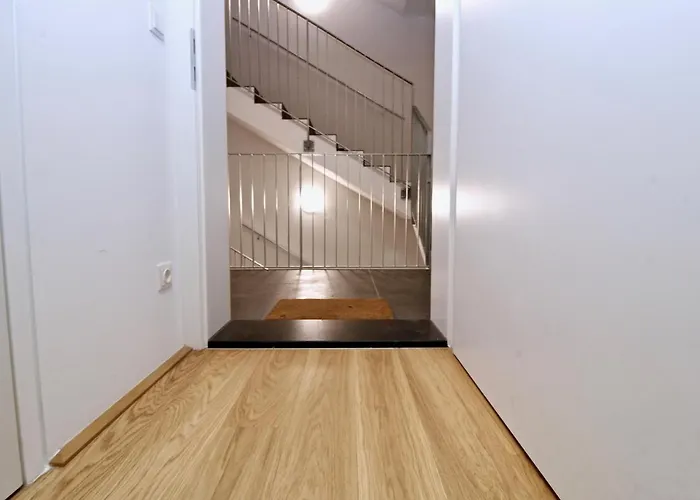 Balcony/Pool/Free Parking Garage Studio
