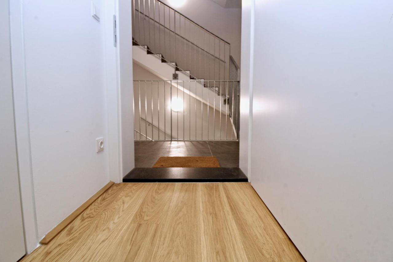 Balcony/pool/free Parking Garage