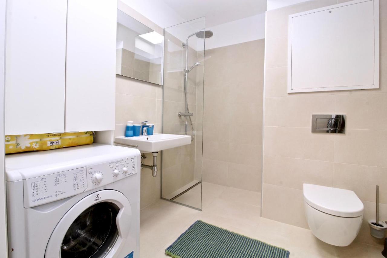 Balcony/pool/free Parking Garage Apartment *
