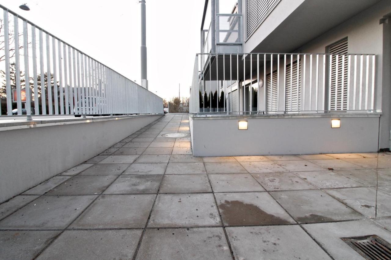Balcony/pool/free Parking Garage