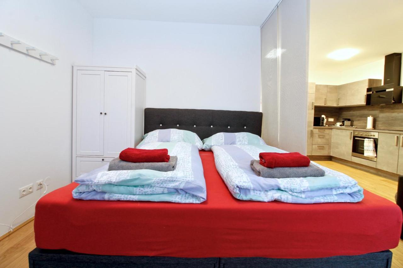 Balcony/pool/free Parking Garage Apartment *