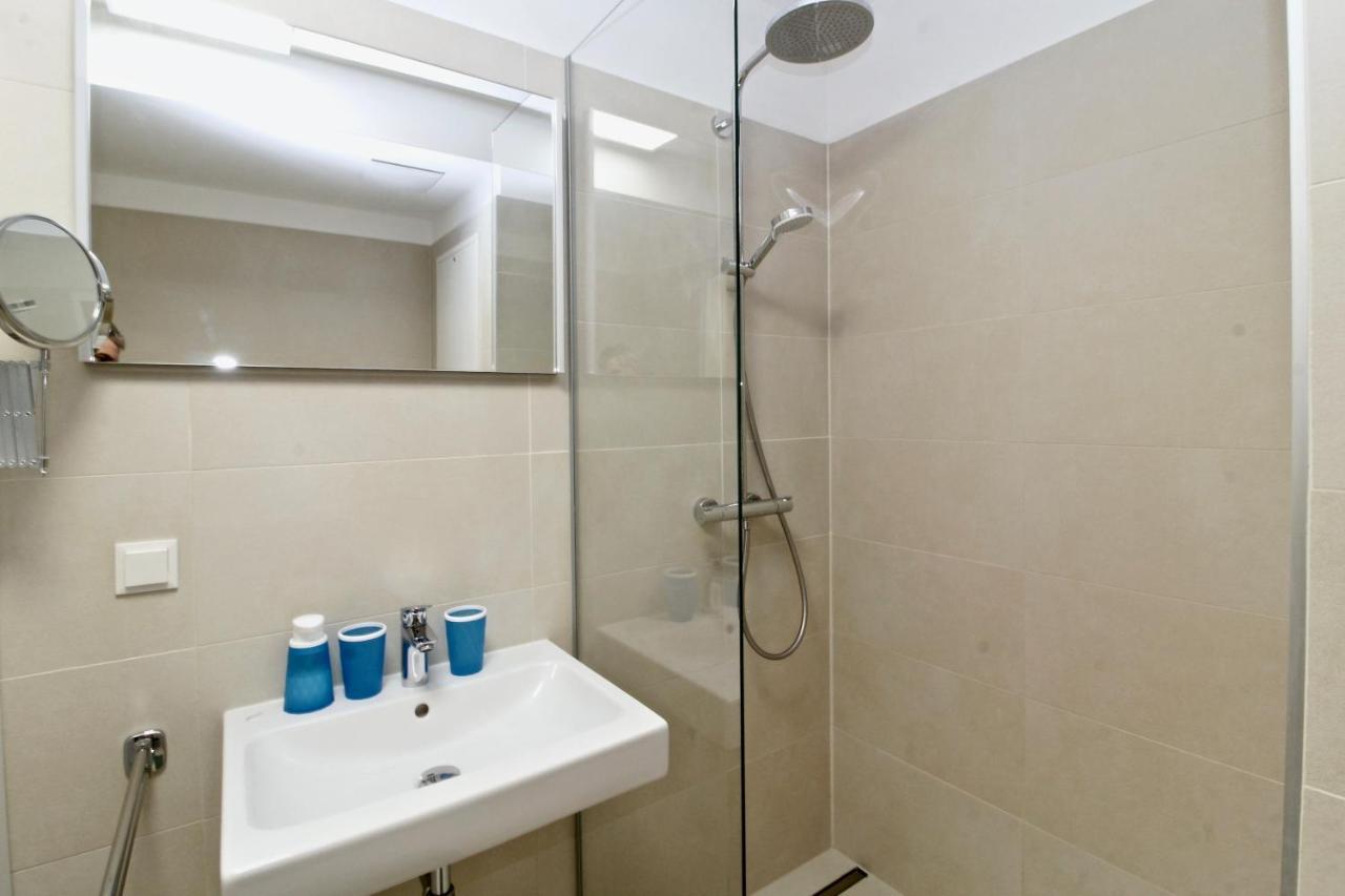 Apartment Balcony/pool/free Parking Garage *