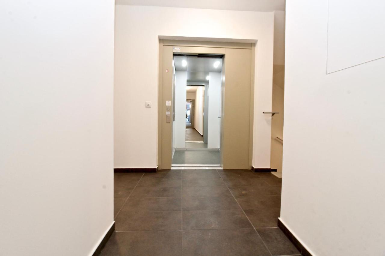 Balcony/pool/free Parking Garage