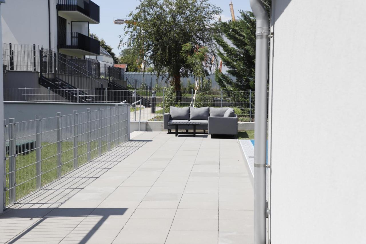 Balcony/pool/free Parking Garage Apartment *