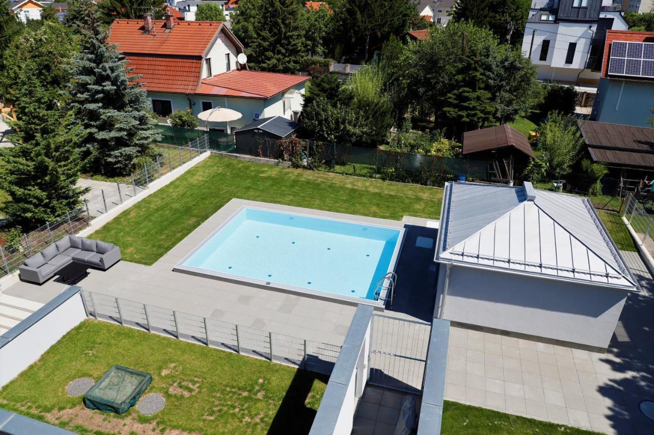 Balcony/pool/free Parking Garage