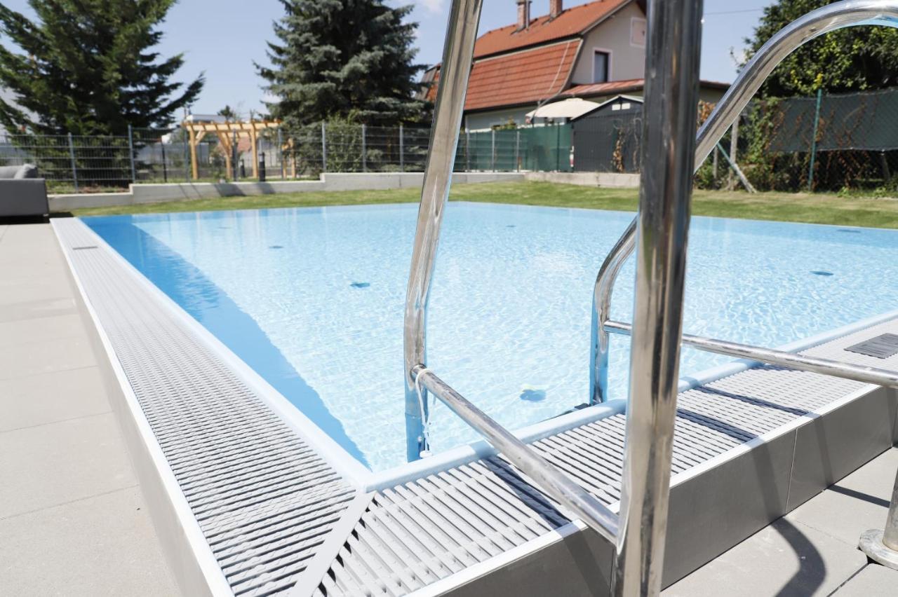 Balcony/pool/free Parking Garage Apartment