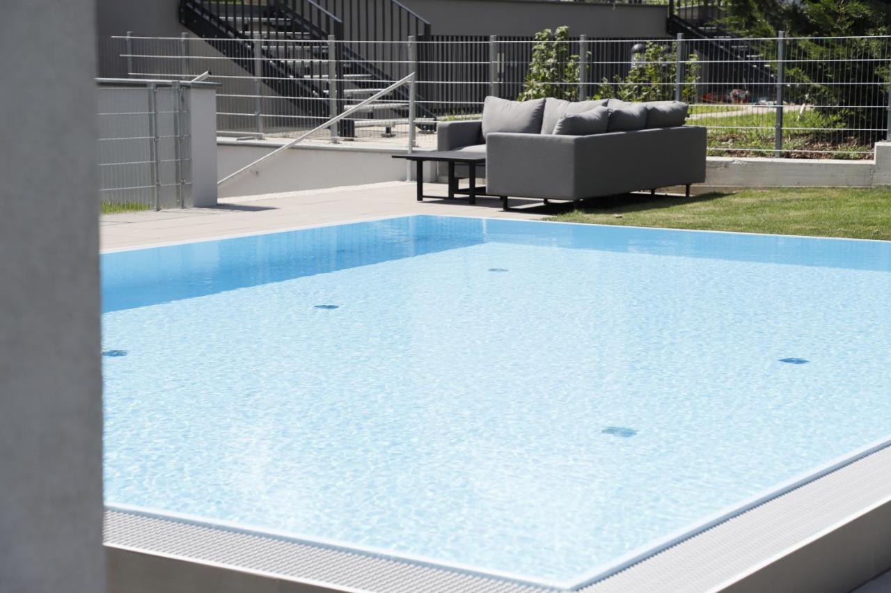 Balcony/pool/free Parking Garage Apartment
